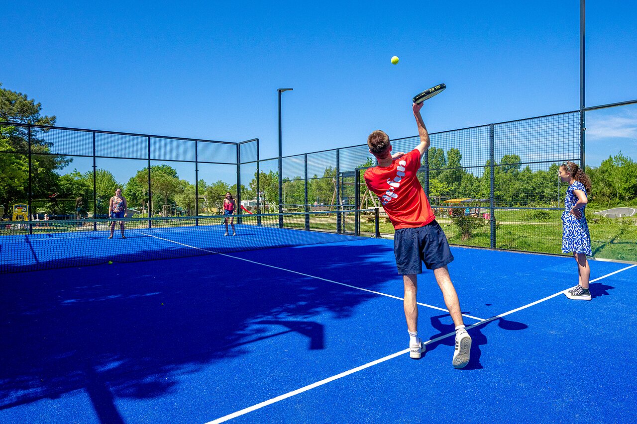 Court de padel bleu avec joueurs au camping CAPFUN Cenic � PENESTIN (56).