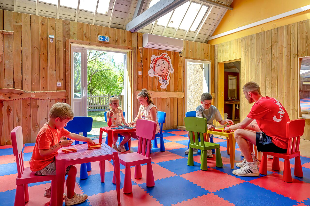 Activit�s cr�atives enfants avec animateur au camping CAPFUN Cenic � PENESTIN (56).