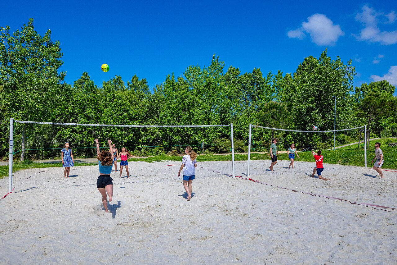 Beach-volley sur terrain en sable au camping CAPFUN Cenic � PENESTIN (56).