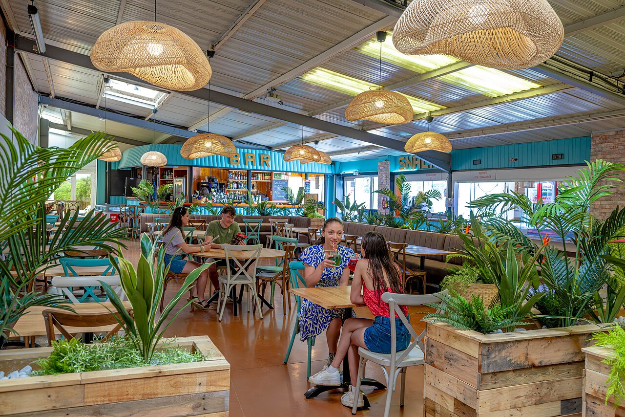 Bar et espace restaurant int�rieur avec clients au camping CAPFUN Cenic � PENESTIN (56).