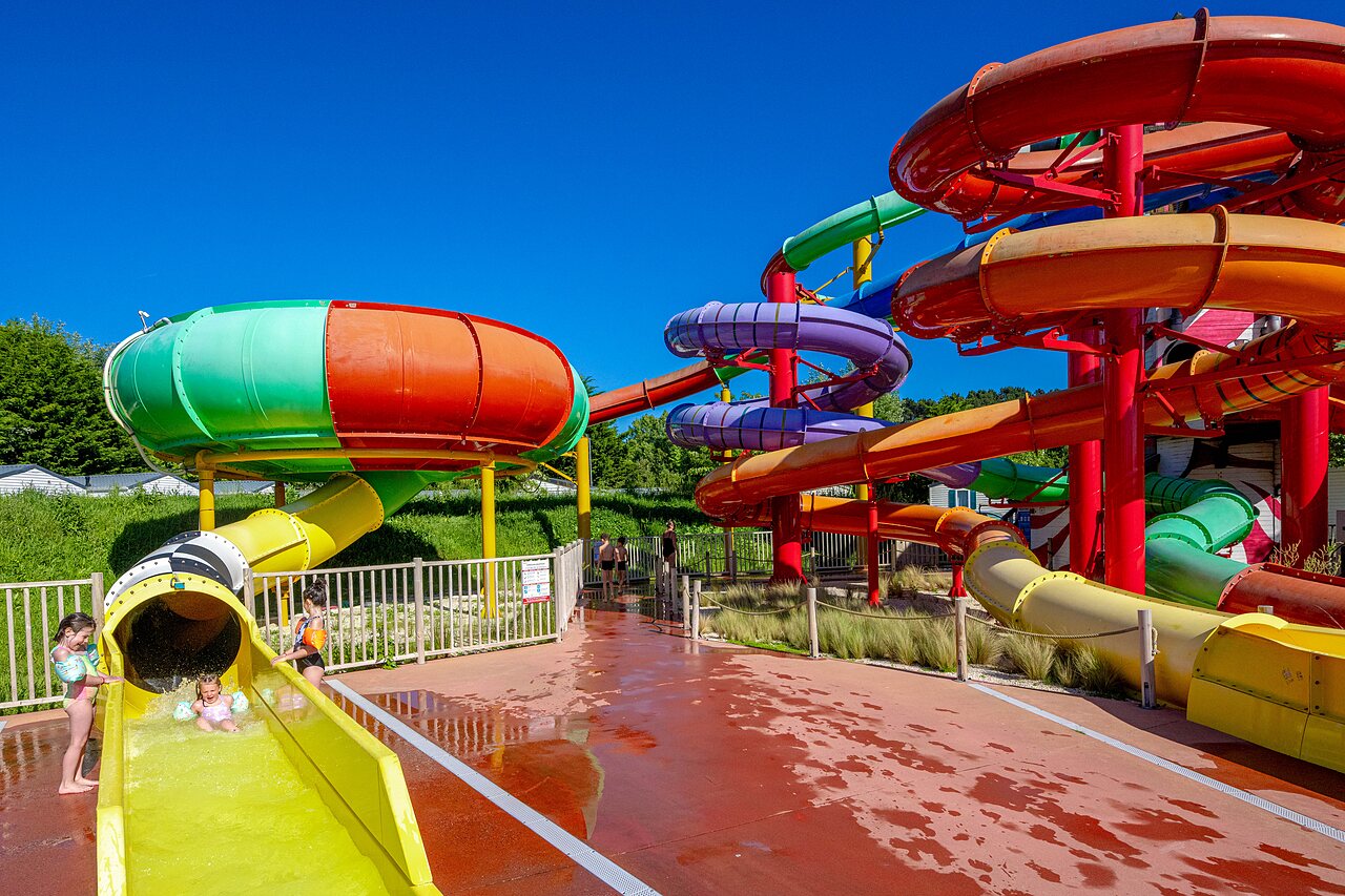 Toboggans aquatiques color�s et aire de jeux pour enfants au camping CAPFUN Cenic � PENESTIN (56).