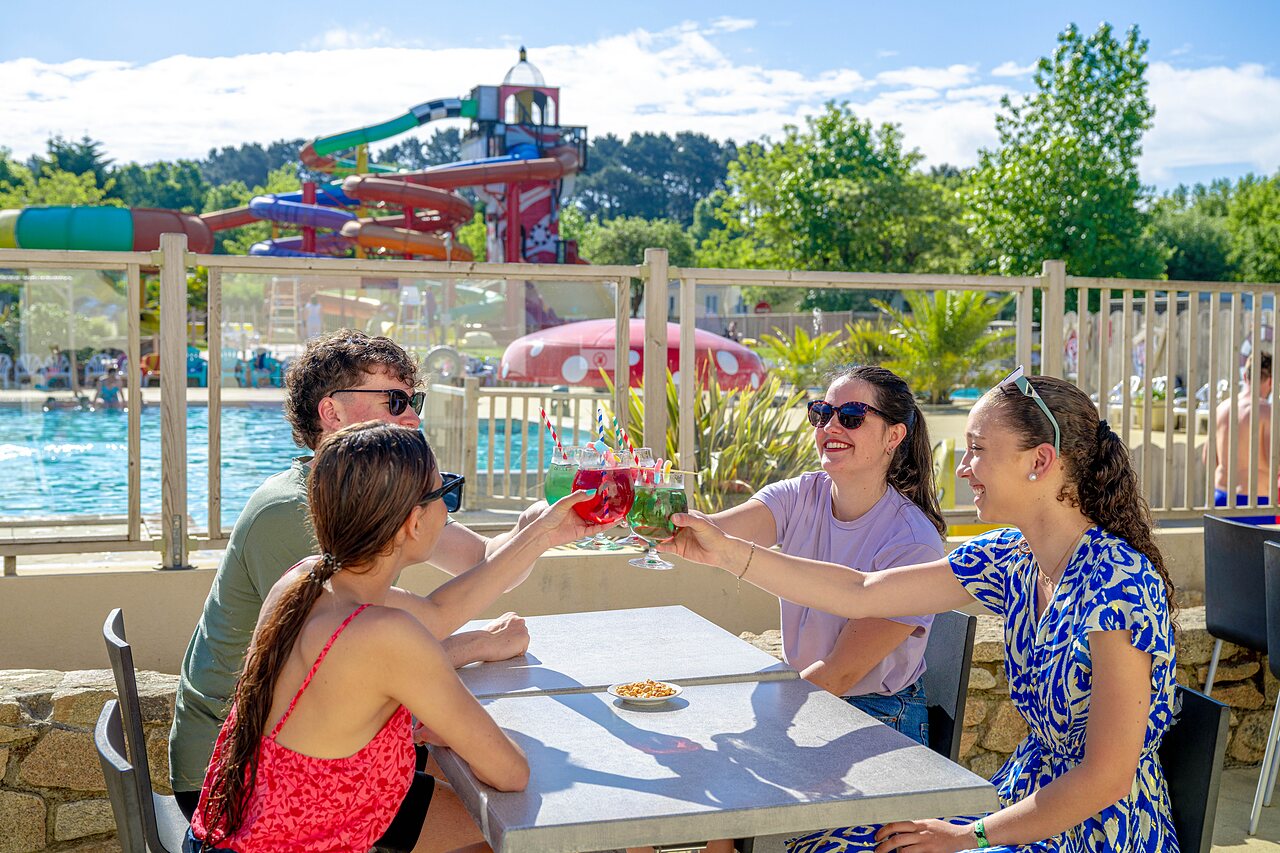 Amis trinquant au bar, toboggans aquatiques, CAPFUN Cenic � PENESTIN (56).