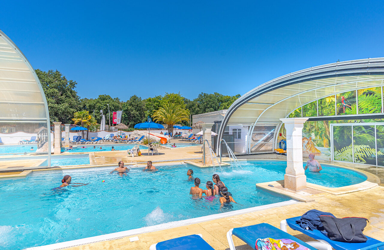 Piscines ext�rieures, toboggan, jeux d'eau au camping VAGUES OCEANES Domaine les Charmilles.