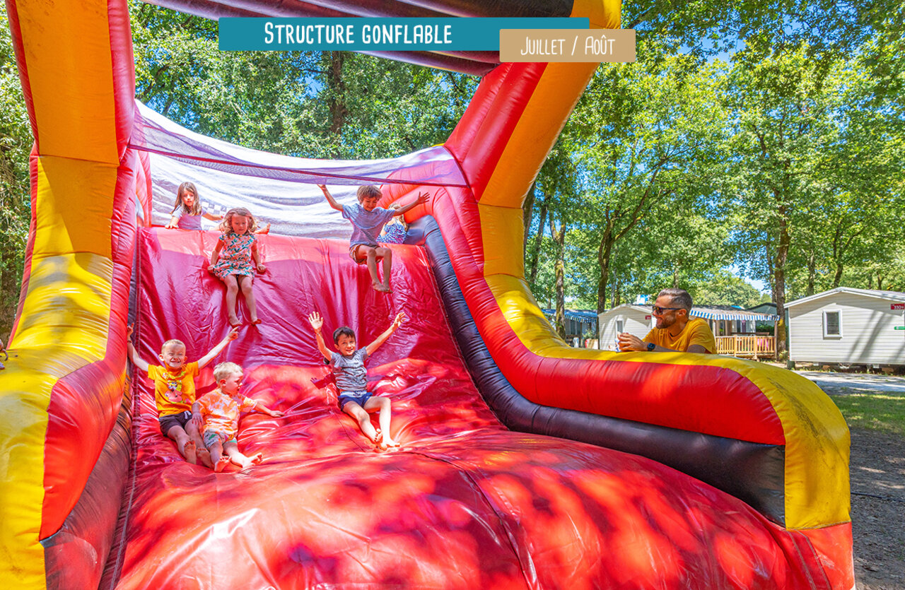 Structure gonflable g�ante avec enfants joyeux au camping VAGUES OCEANES Domaine les Charmilles.