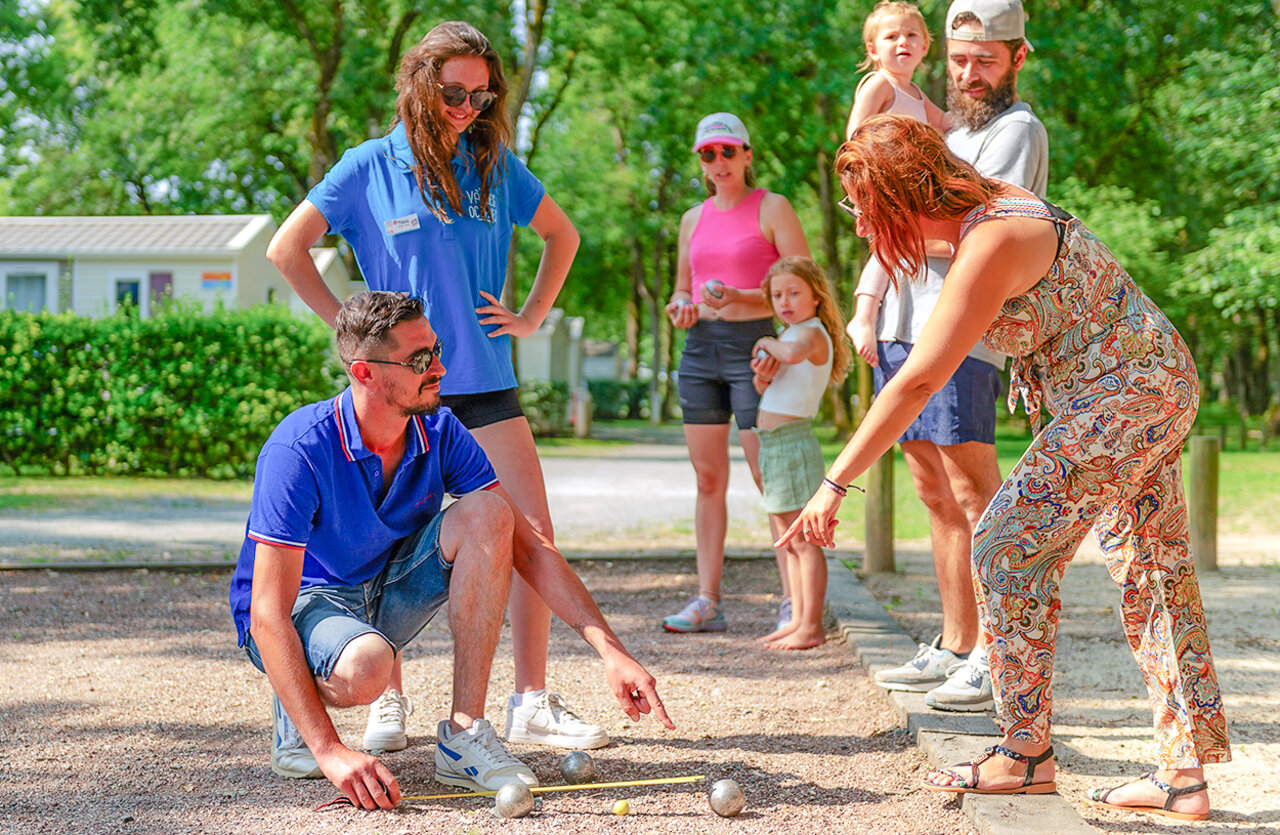 P�tanque familiale au camping VAGUES OCEANES Domaine les Charmilles � Saint-Laurent-de-la-Pr�e (17).