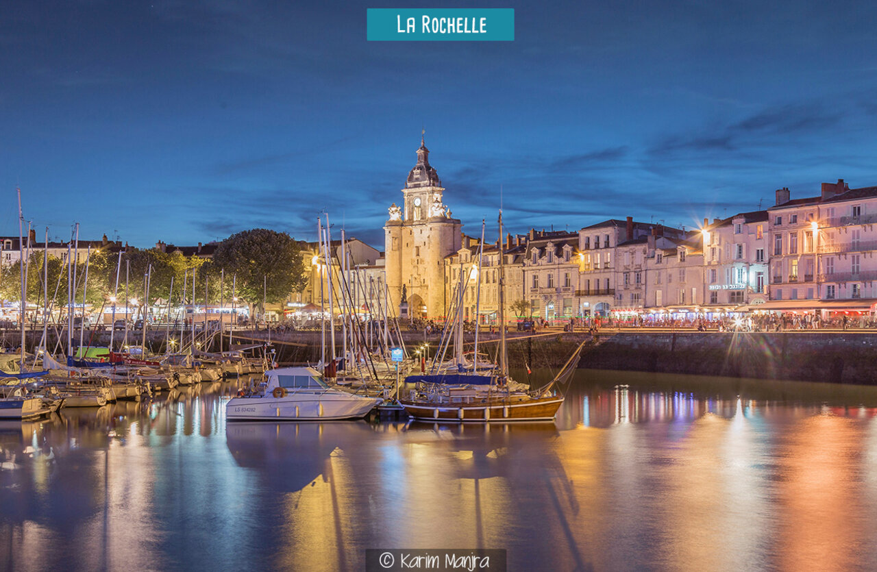Vieux port de La Rochelle illumin� la nuit, lieu � visiter en Charente-Maritime.