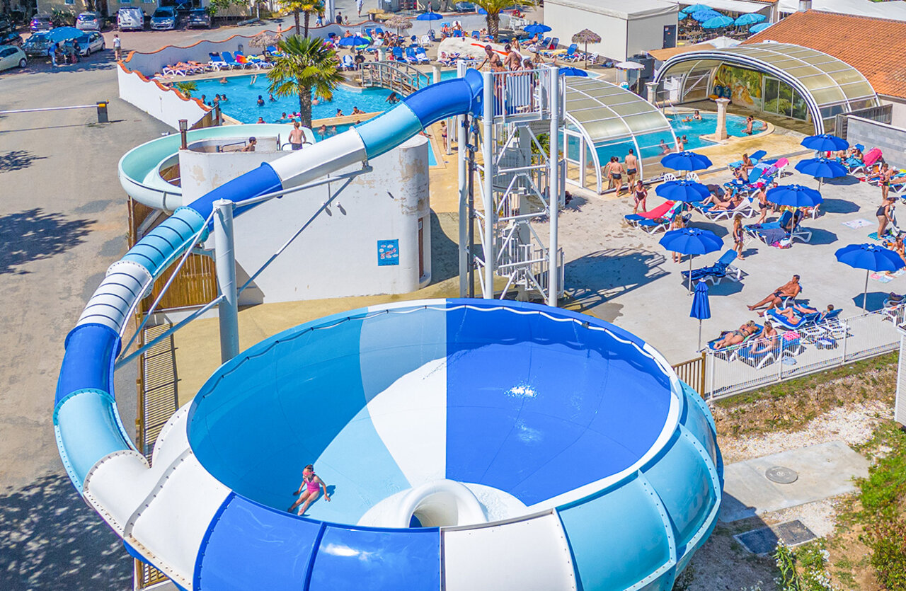 Toboggan aquatique, piscines au camping VAGUES OCEANES Domaine les Charmilles � Saint-Laurent-de-la-Pr�e (17).