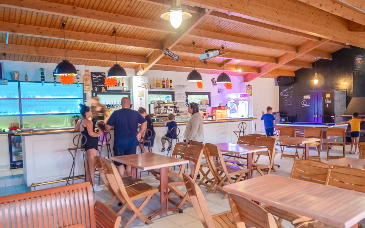 Bar, restaurant et billard au camping VAGUES OCEANES Domaine les Charmilles.