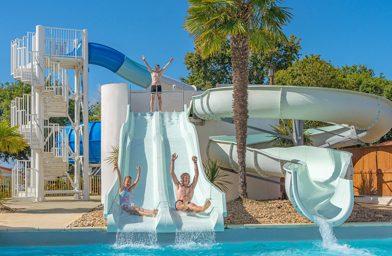 Toboggans aquatiques, piscine au camping VAGUES OCEANES Domaine les Charmilles � Saint-Laurent-de-la-Pr�e.