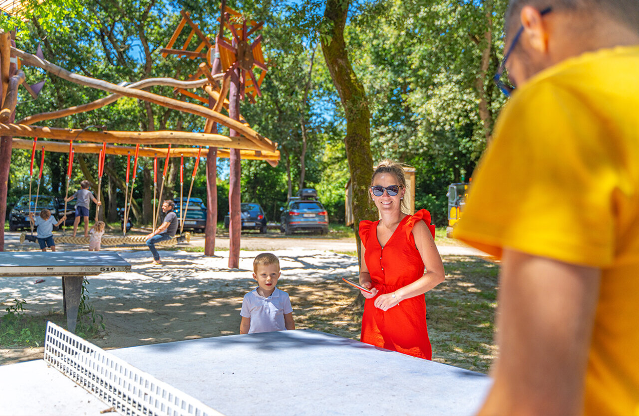 Aire de jeux et ping-pong au camping VAGUES OCEANES Domaine les Charmilles � Saint-Laurent-de-la-Pr�e (17).