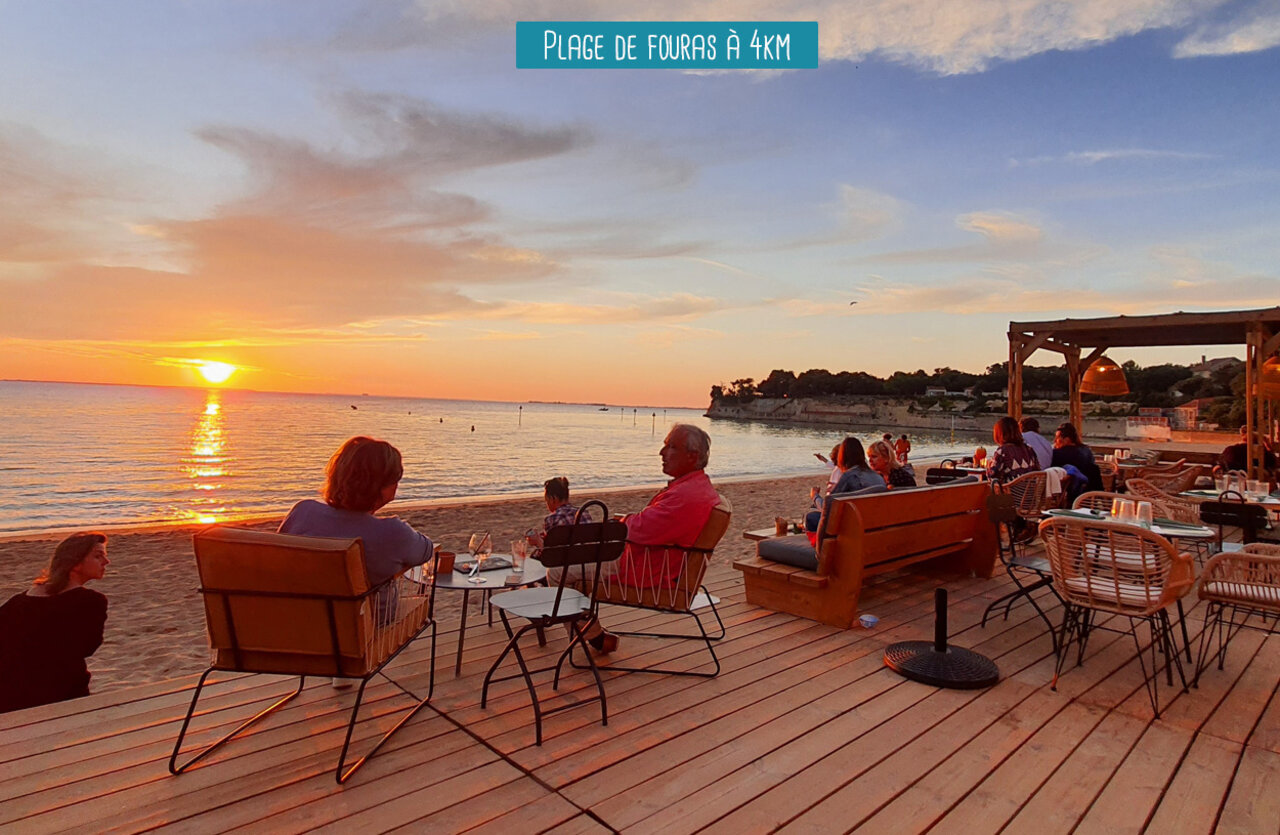 Restaurant de plage avec terrasse en bois au coucher du soleil, Plage de Fouras.
