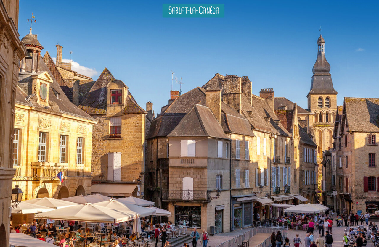 Place principale de Sarlat-la-Can�da, ville m�di�vale � visiter en Dordogne.