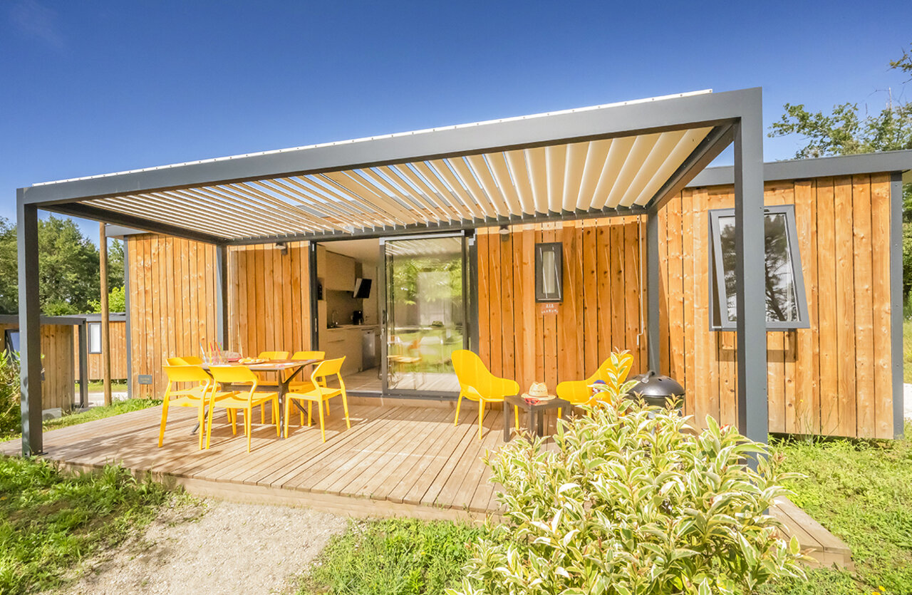 Mobile home, terrasse, pergola au camping VAGUES OCEANES Chataigneraie � Prats-de-Carlux.