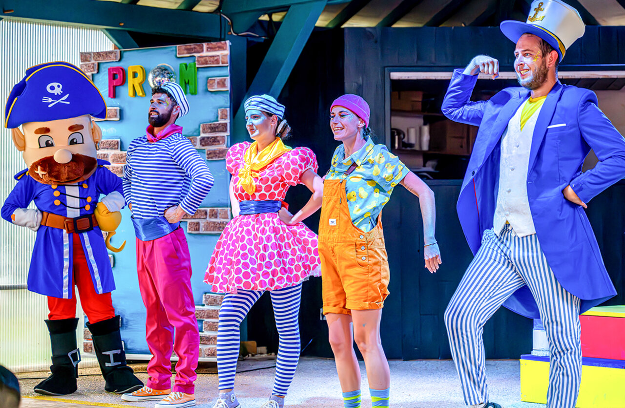 Spectacle avec mascotte et animateurs au camping VAGUES OCEANES Chataigneraie � Prats-de-Carlux.