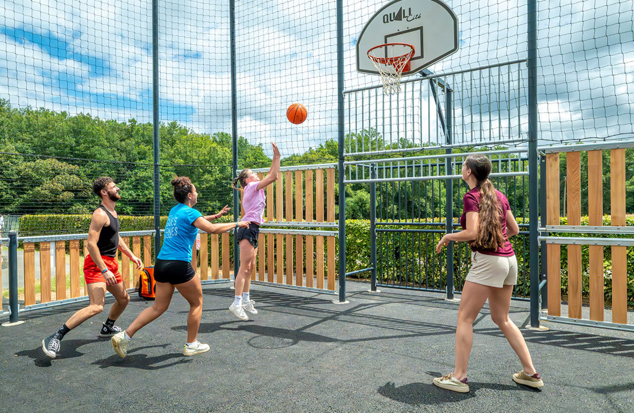 Terrain de basketball multisport avec jeunes jouant au camping VAGUES OCEANES Chataigneraie � Prats-de-Carlux.