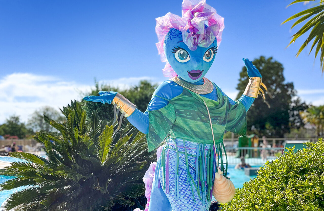 Mascotte sir�ne bleue animant la piscine ext�rieure au camping VAGUES OCEANES Chataigneraie � Prats-de-Carlux.