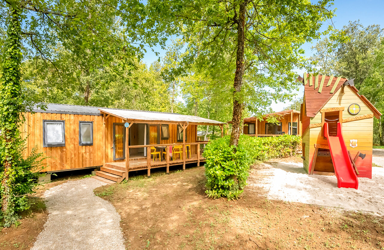 Mobile home en bois, terrasse, jeux enfants VAGUES OCEANES Chataigneraie � Prats-de-Carlux.