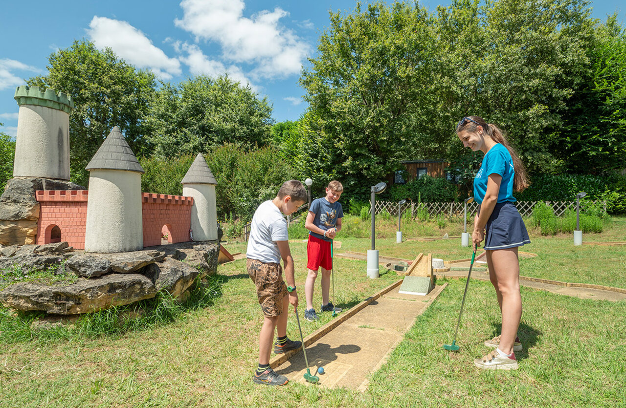 Mini-golf avec ch�teau miniature, enfants et adulte au camping VAGUES OCEANES Chataigneraie.