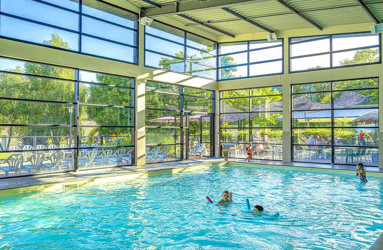 Piscine couverte, enfants, baies vitr�es au camping CAPFUN Ch�teau de Galin�e � SAINT CAST LE GUILDO.