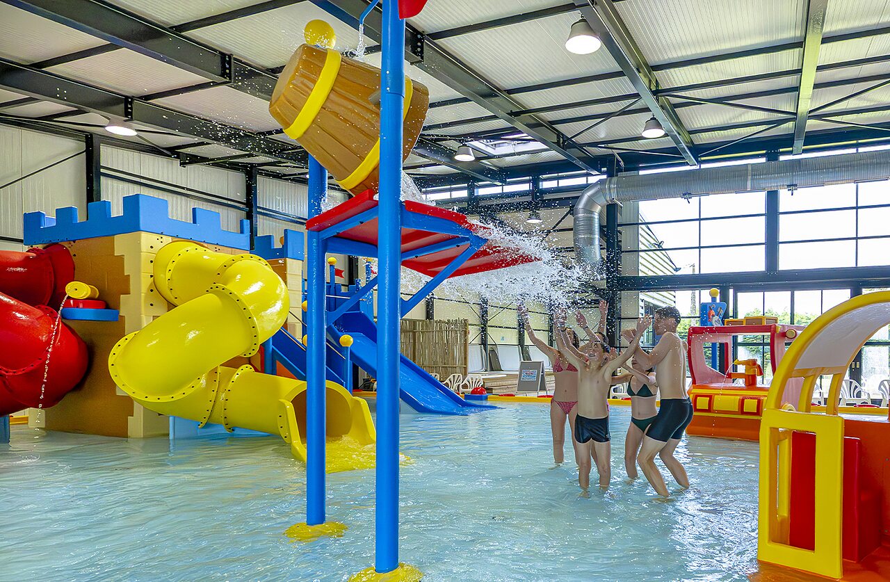 Piscine couverte avec toboggans au camping CAPFUN Ch�teau de Galin�e � SAINT CAST LE GUILDO (22).