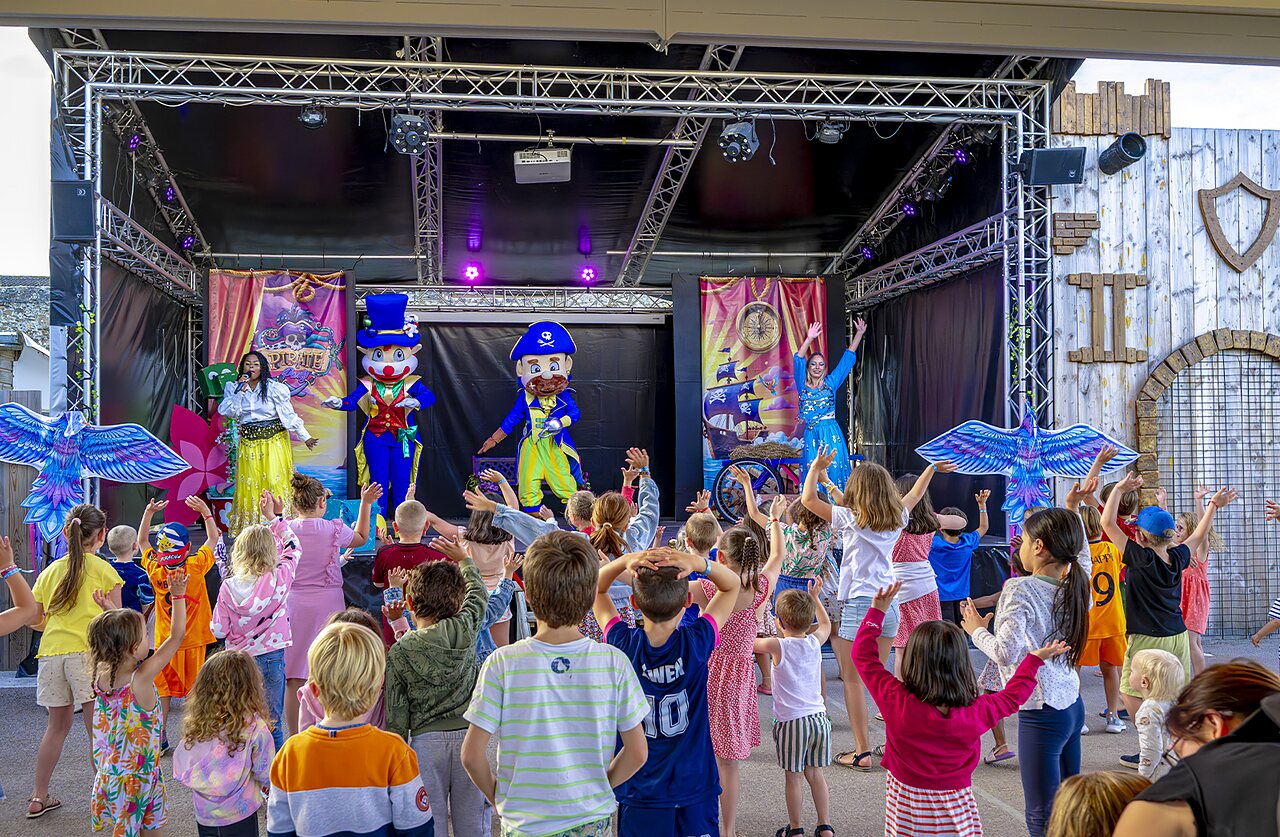 Spectacle d'animation enfants avec mascottes au camping CAPFUN Ch�teau de Galin�e � SAINT CAST LE GUILDO (22).