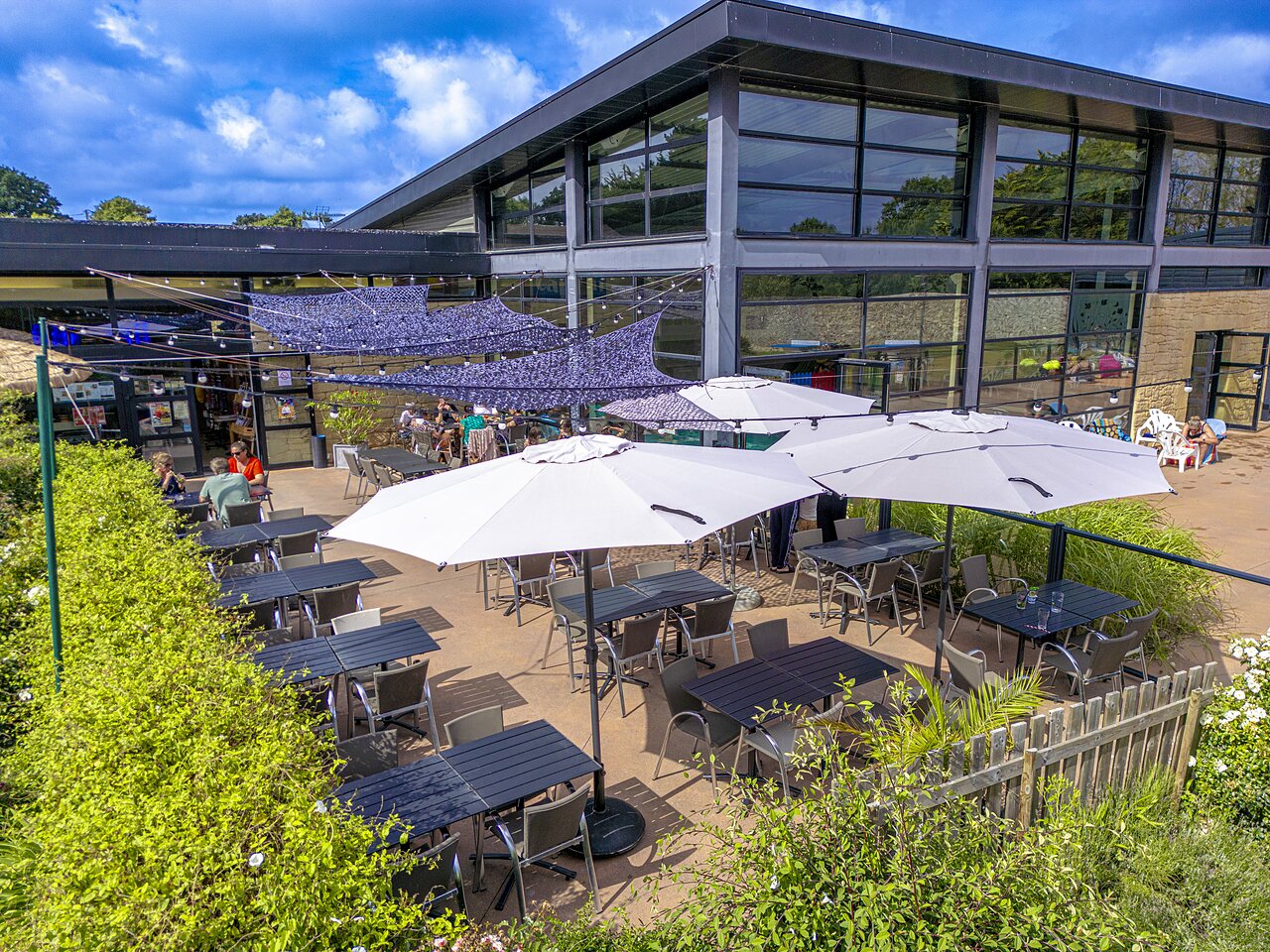 Terrasse ensoleill�e du restaurant-bar au camping CAPFUN Ch�teau de Galin�e � SAINT CAST LE GUILDO.