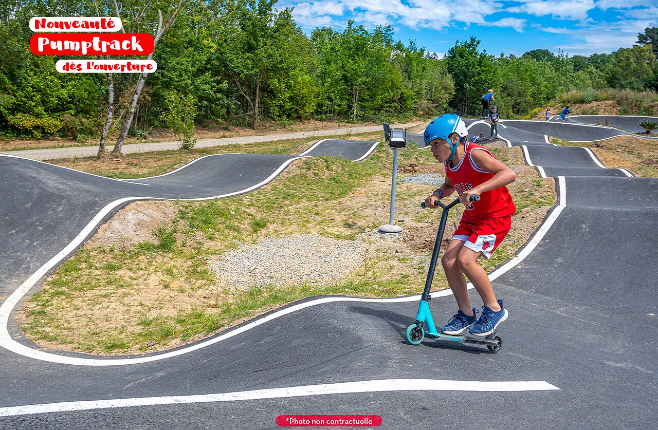 Pumptrack, enfant en trottinette. Camping CAPFUN Ch�teau de Galin�e, SAINT CAST LE GUILDO.