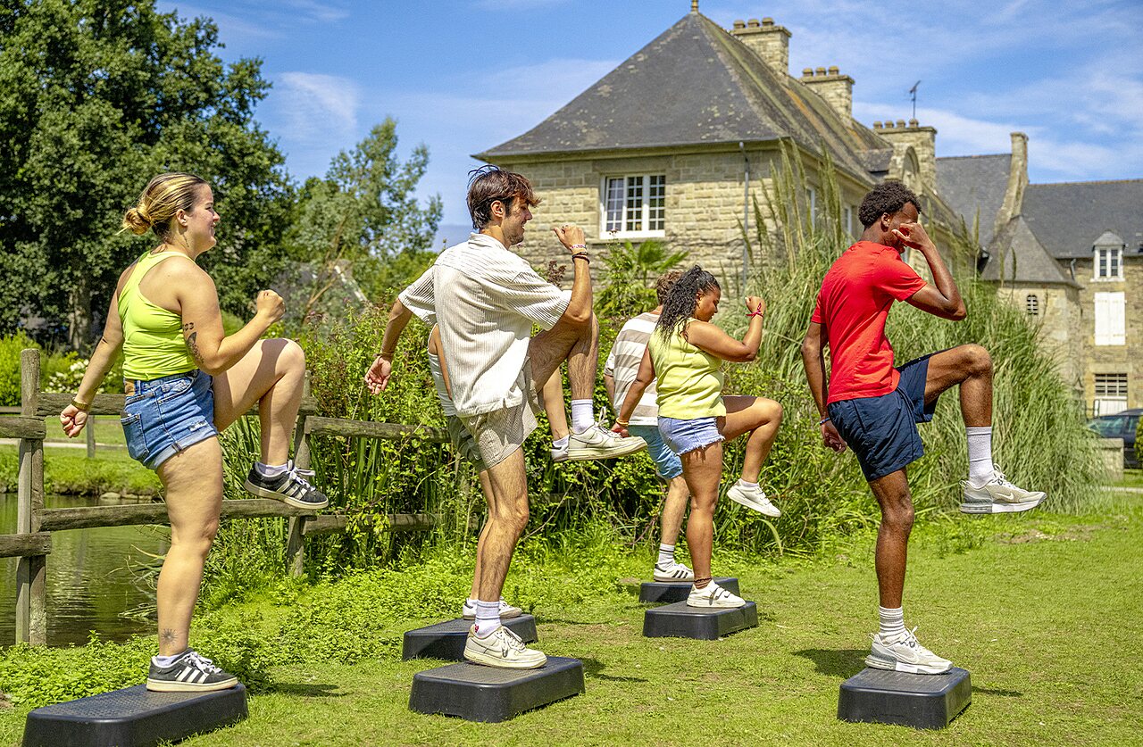 Cours de step en plein air au CAPFUN Ch�teau de Galin�e � SAINT CAST LE GUILDO.