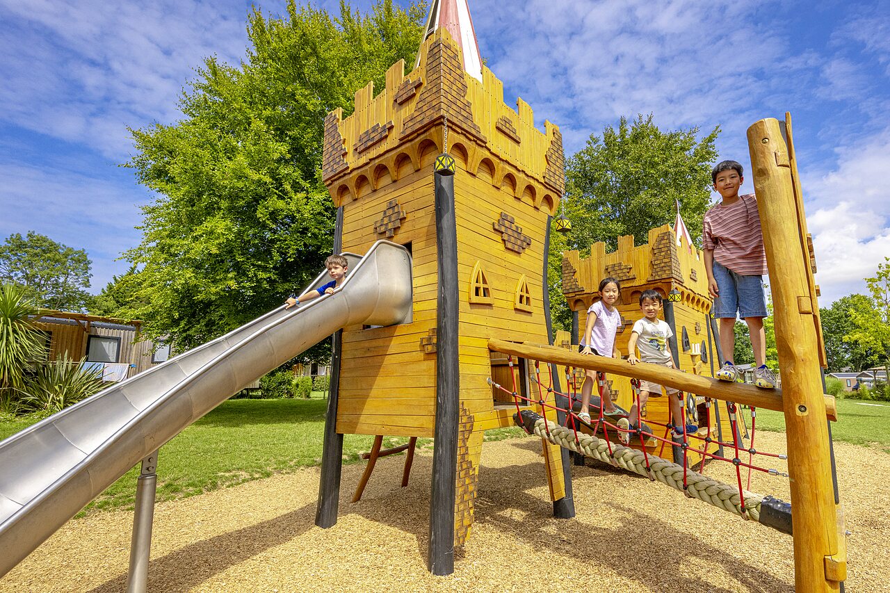 Aire de jeux ch�teau, enfants au camping CAPFUN Ch�teau de Galin�e � SAINT CAST LE GUILDO (22).