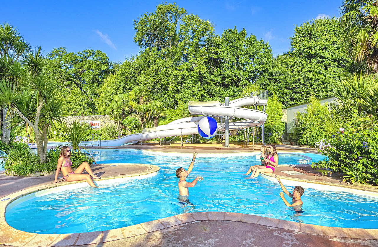 Piscine ext�rieure avec toboggans et jeux d'eau au camping CAPFUN Ch�teau de Galin�e � SAINT CAST LE GUILDO (22).