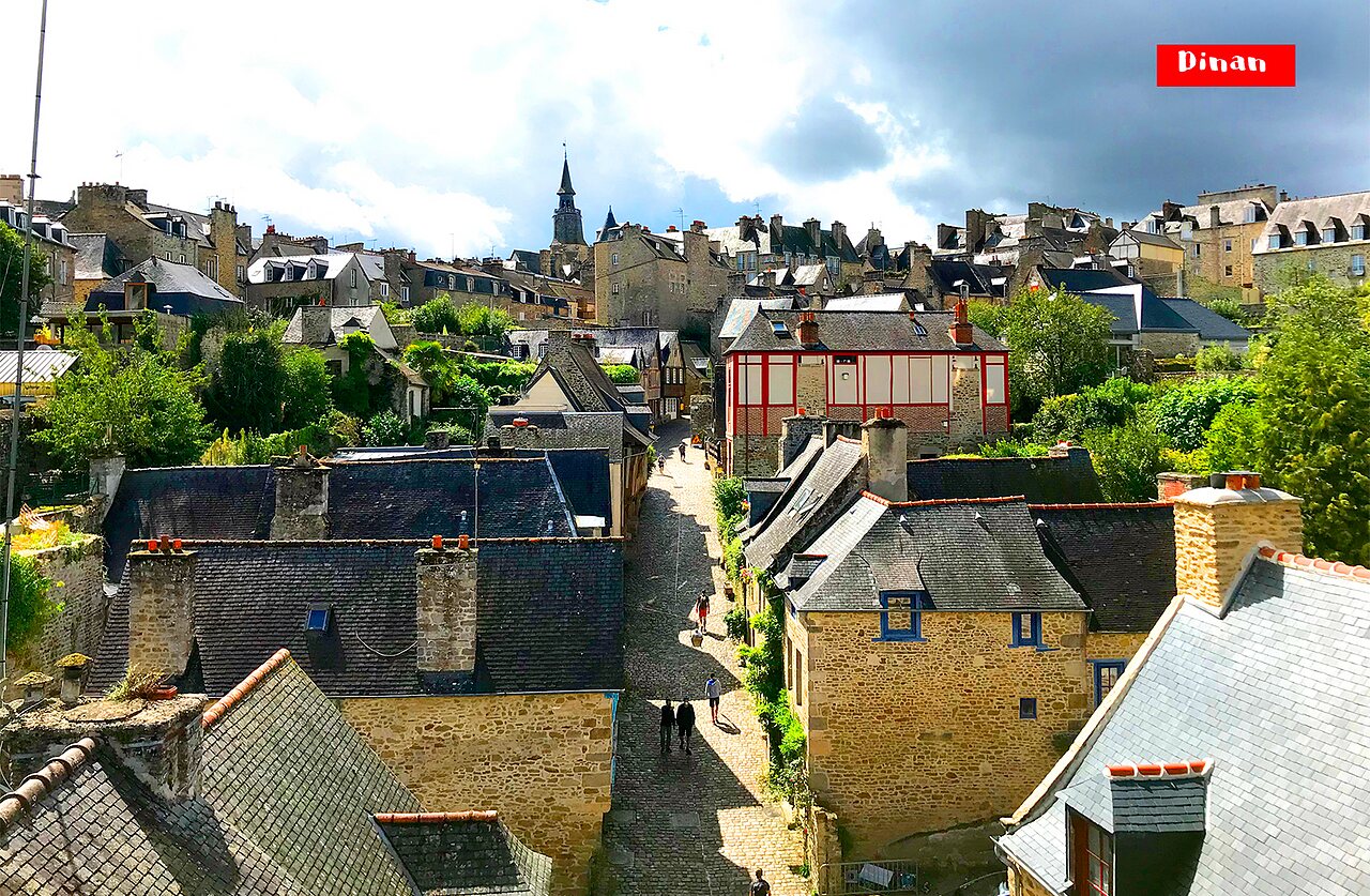 Rue pav�e et maisons m�di�vales de Dinan, ville historique en Bretagne.