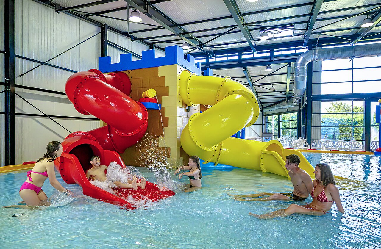 Piscine couverte avec toboggans au camping CAPFUN Ch�teau de Galin�e � SAINT CAST LE GUILDO (22).