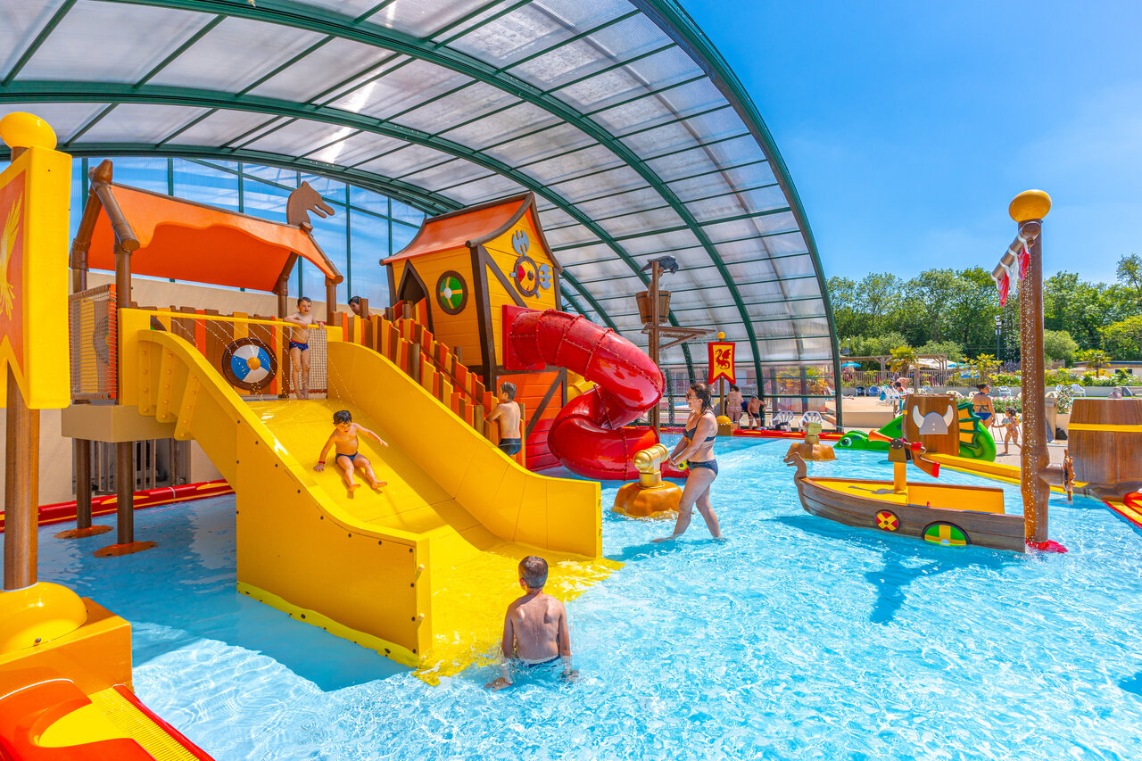 Piscine couverte, toboggans, jeux d'eau au CAPFUN Chateau d'Arvid Villerville (14).