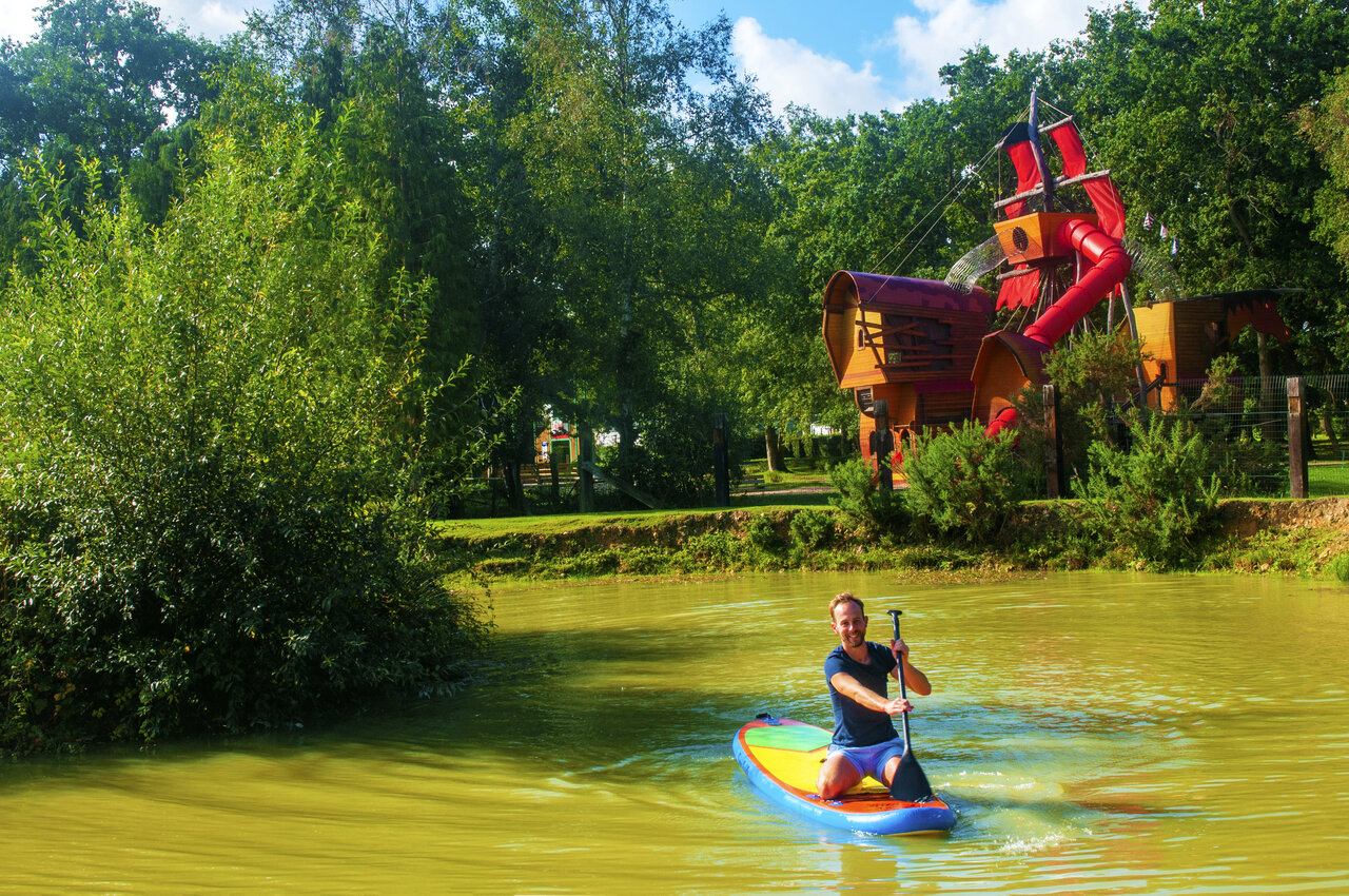 Paddleboard sur l'�tang au camping CAPFUN Chateau d'Arvid � Villerville.