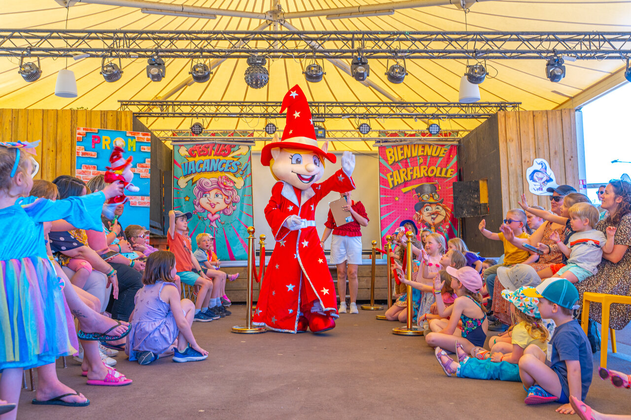 Mascotte Farfadet et enfants participant � un spectacle d'animation au camping CAPFUN Chateau d'Arvid � Villerville (14).