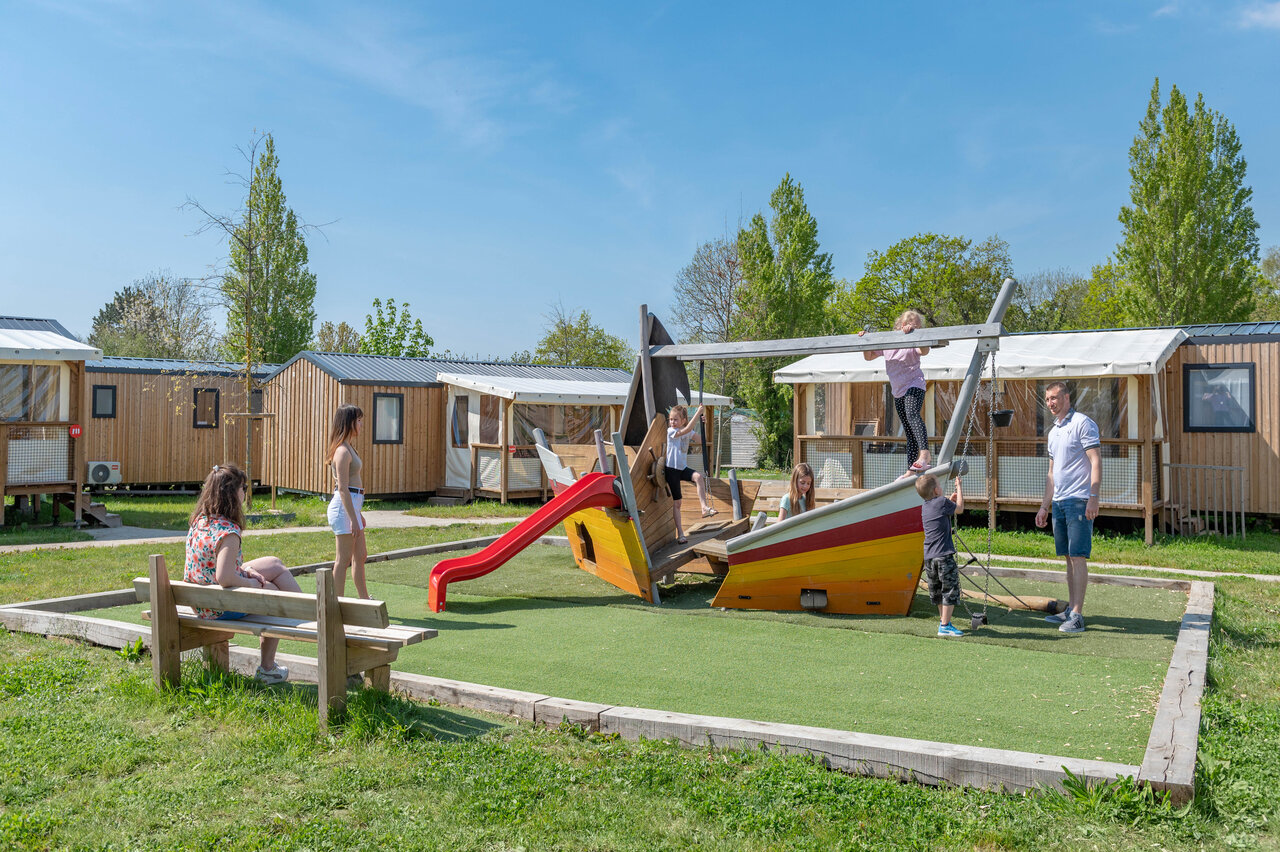 Aire de jeux bateau avec toboggan et enfants, mobile homes au camping CAPFUN Chateau d'Arvid � Villerville (14).