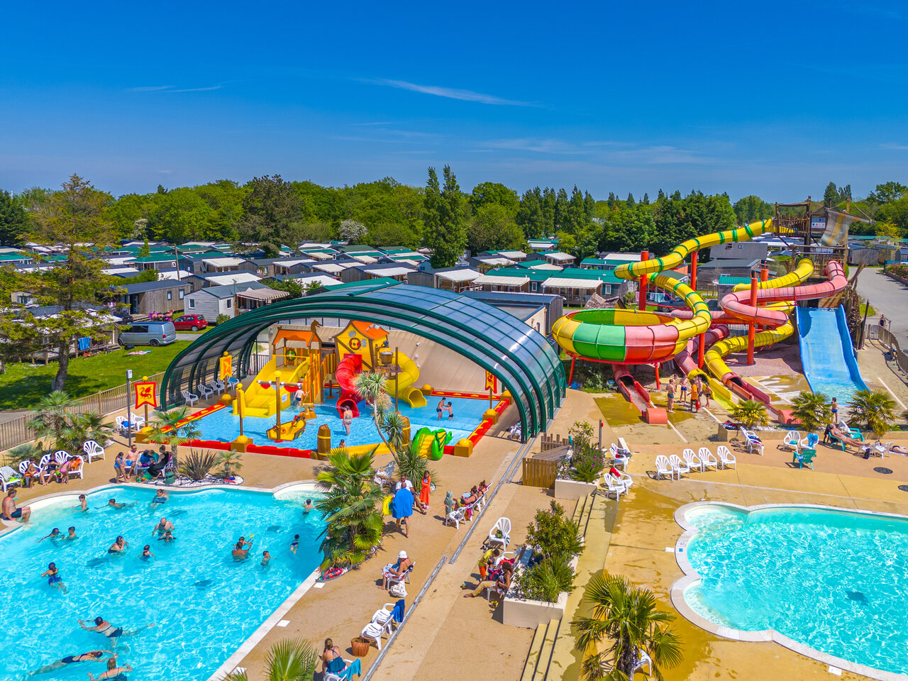 Grande piscine, toboggans aquatiques et jeux d'eau au camping CAPFUN Chateau d'Arvid � Villerville (14).