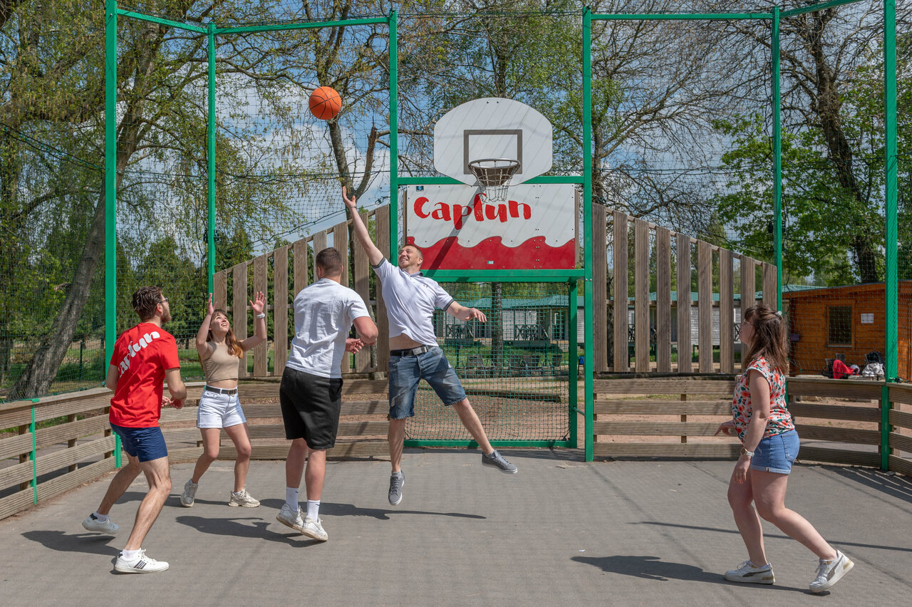 Partie de basketball sur terrain multisport au camping CAPFUN Chateau d'Arvid � Villerville.