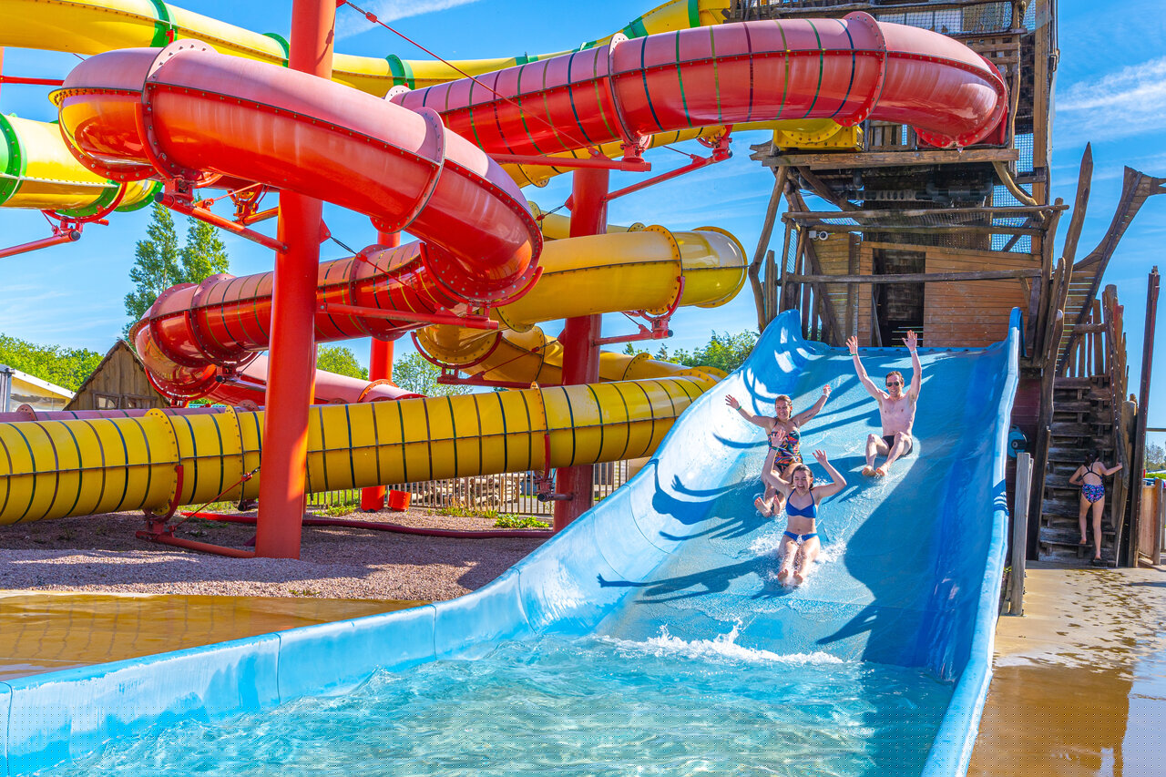 Toboggans aquatiques color�s, famille joyeuse au camping CAPFUN Chateau d'Arvid � Villerville (14).