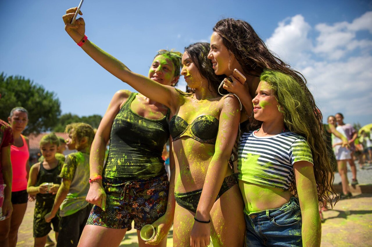 Animation poudre color�e, jeunes et enfants au camping CAPFUN Chateau d'Arvid � Villerville (14).