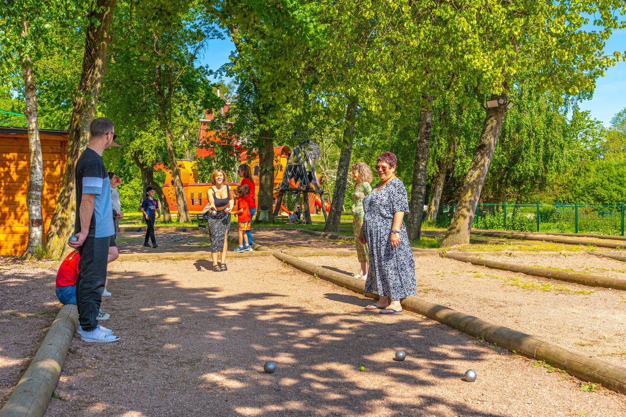 Vacanciers jouant � la p�tanque sur le terrain du camping CAPFUN Chateau d'Arvid.