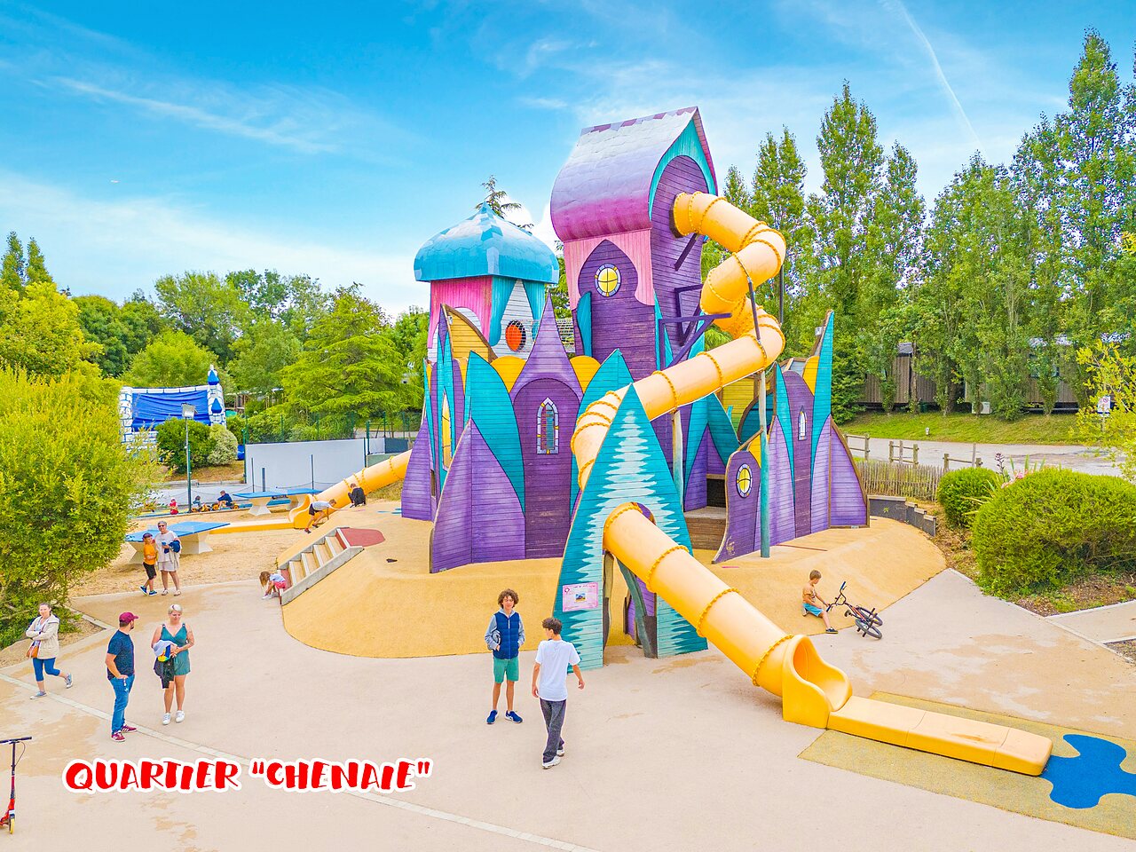 Structure de jeux g�ante color�e avec toboggans au camping CAPFUN La Ch�naie � PORNIC (44).