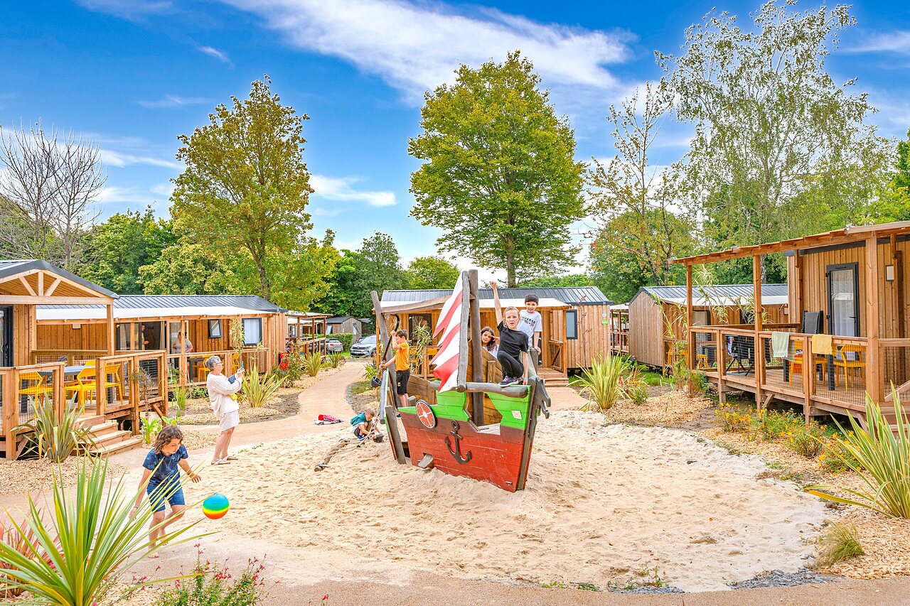 Mobil-homes, aire de jeux enfants au camping CAPFUN La Ch�naie � PORNIC (44).