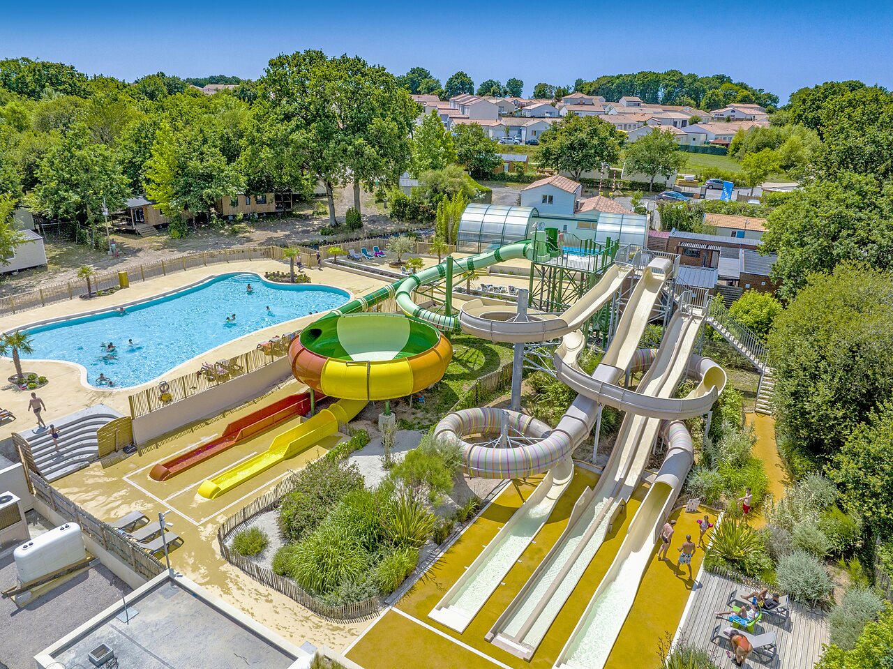 Toboggans aquatiques vari�s et grande piscine ext�rieure au camping CAPFUN La Ch�naie � PORNIC (44).