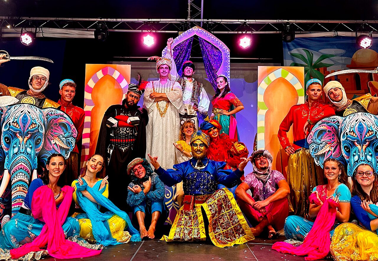 Spectacle costum� avec troupe d'artistes sur sc�ne au camping CAPFUN La Ch�naie � PORNIC.