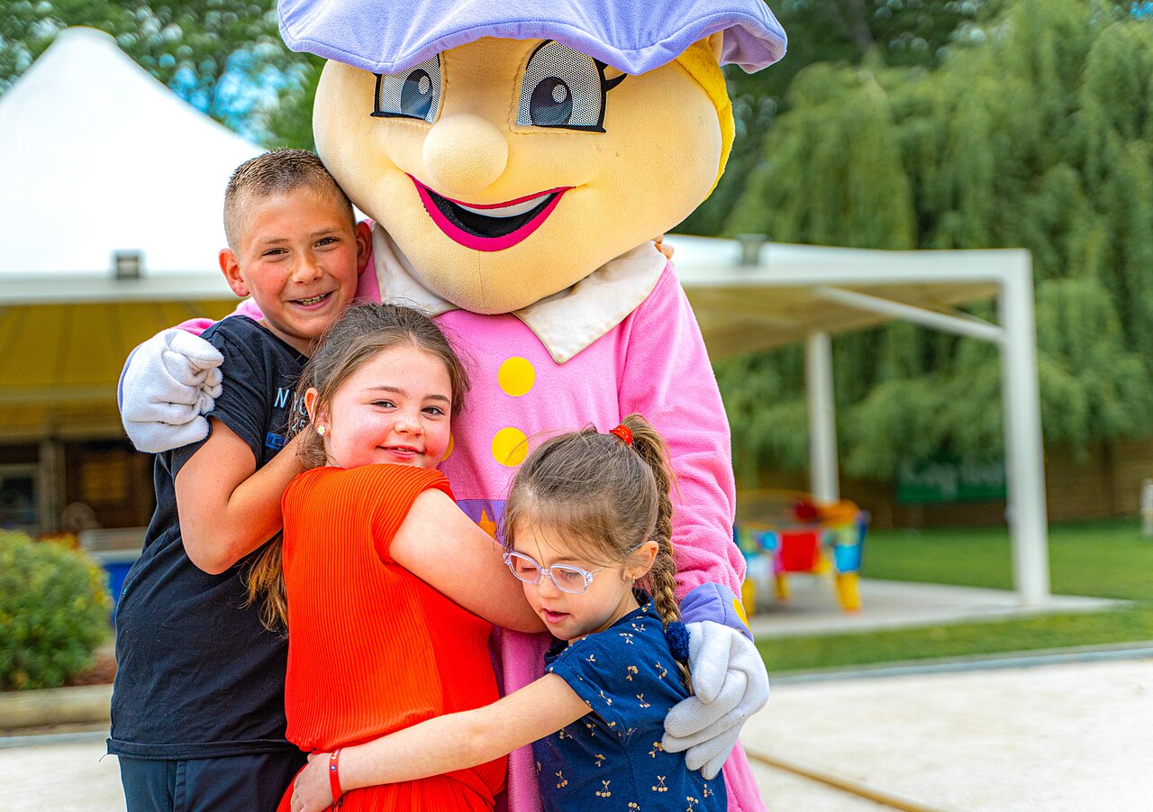 Mascotte de camping avec enfants souriants, animation CAPFUN La Ch�naie � PORNIC (44).