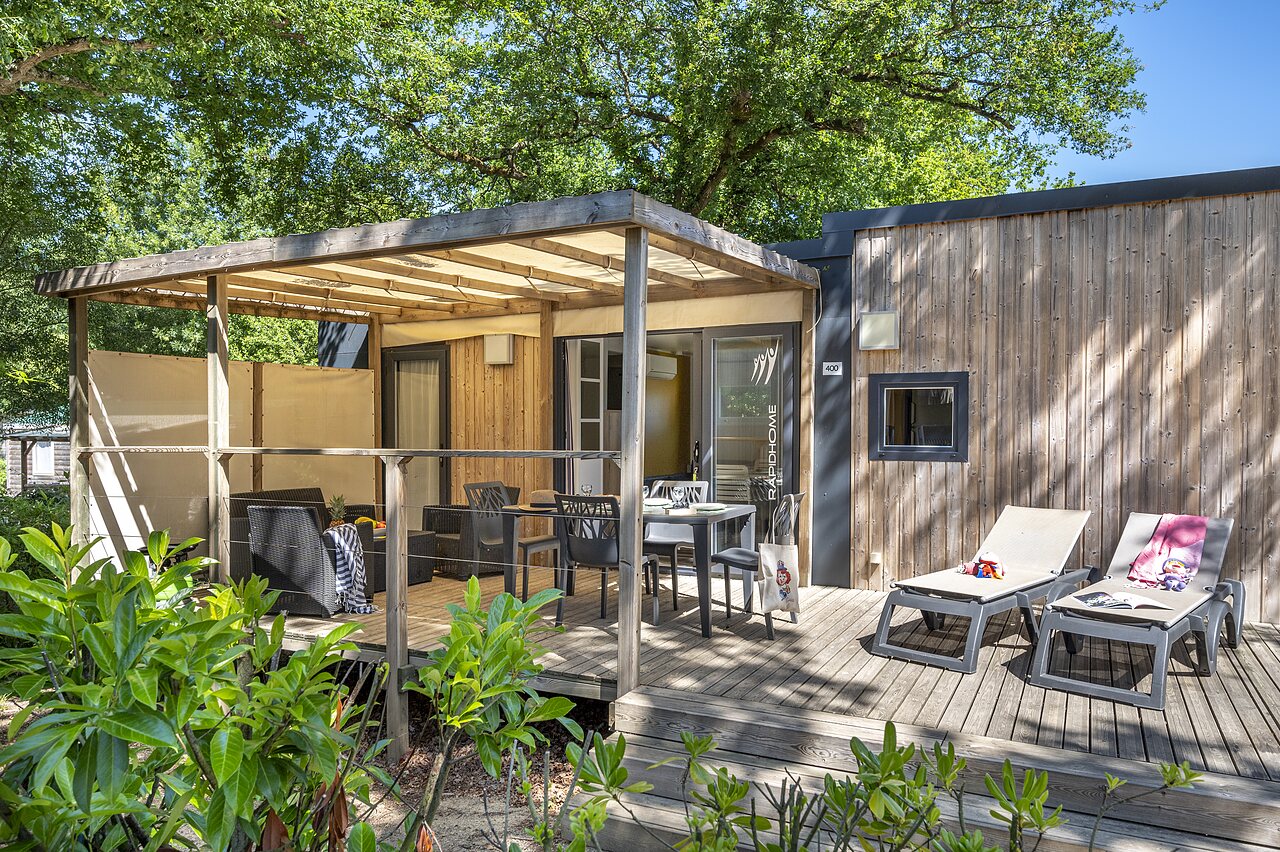 Mobil-home moderne avec terrasse am�nag�e et transats au camping CAPFUN La Ch�naie � PORNIC (44).