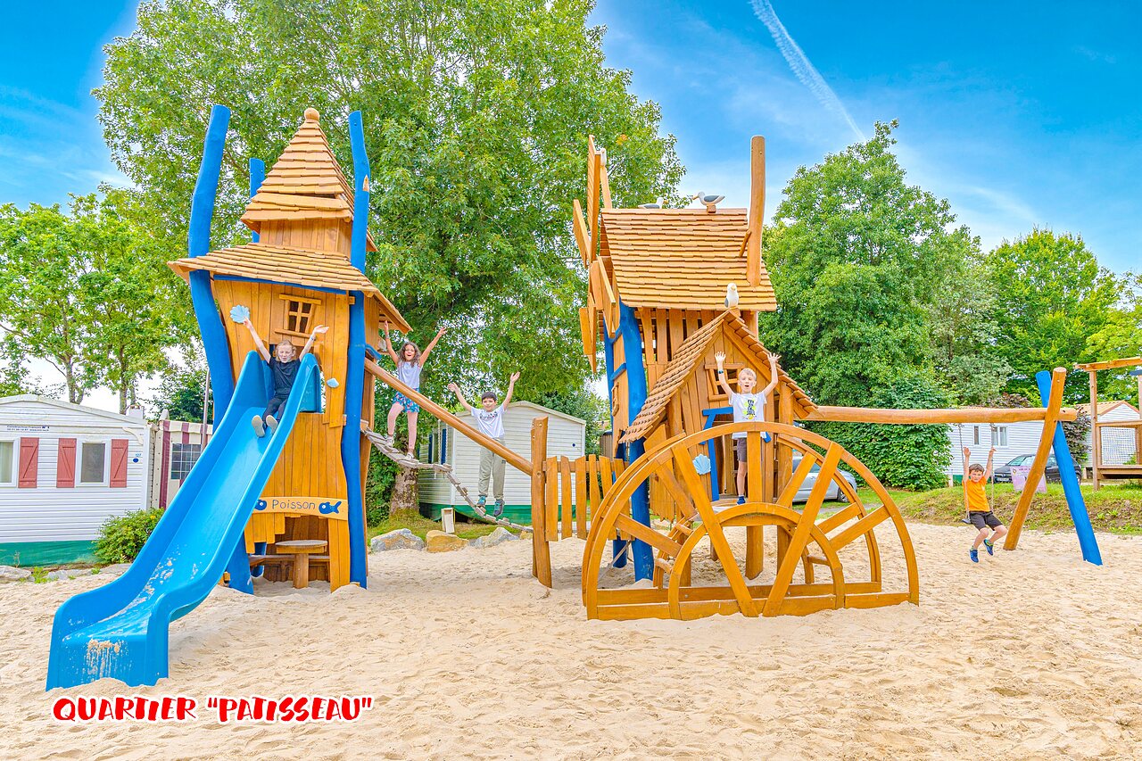 Aire de jeux en bois, toboggan, enfants au camping CAPFUN La Ch�naie � PORNIC (44).