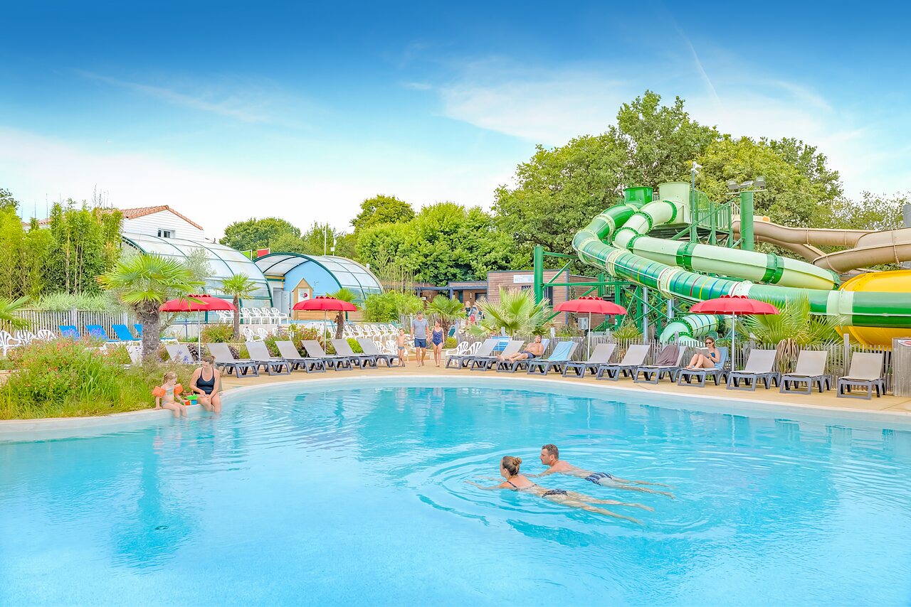Piscine ext�rieure, toboggans aquatiques et transats au camping CAPFUN La Ch�naie � PORNIC (44).