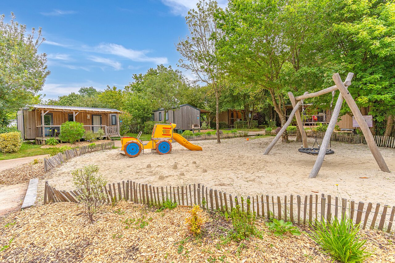 Toboggan tracteur, balan�oire, aire de jeux au camping CAPFUN La Ch�naie � PORNIC (44).